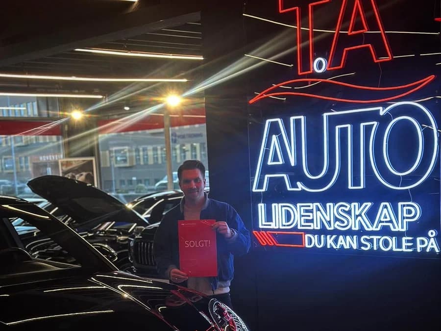 Par henter sin Porsche Panamera hos T.A Auto