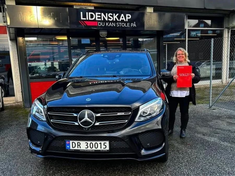 Kunde med sin nye Mercedes GLE