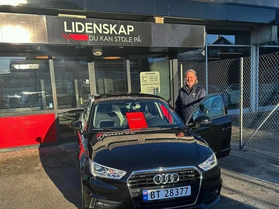 Par henter sin BMW M550i hos T.A Auto