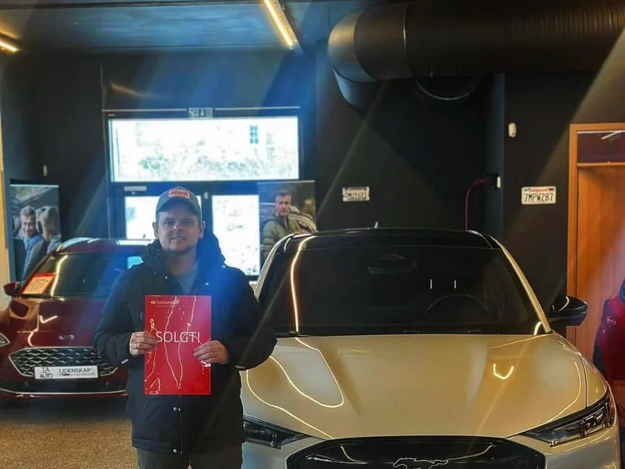Kunde med sin nye Ford Mustang Mach-E