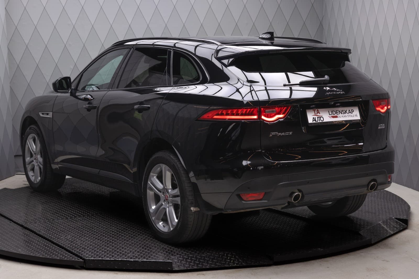Jaguar F-PACE - bilde 1