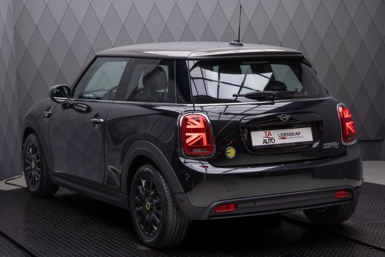 Mini Cooper SE - bilde 1