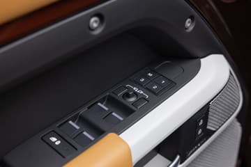 Land Rover Defender - thumbnail 12