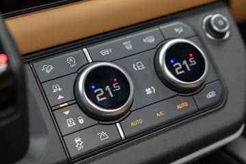 Land Rover Defender - thumbnail 32