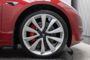 Tesla Model 3 - thumbnail 10