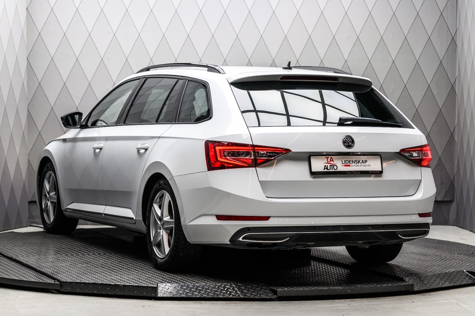 Skoda Superb - bilde 1