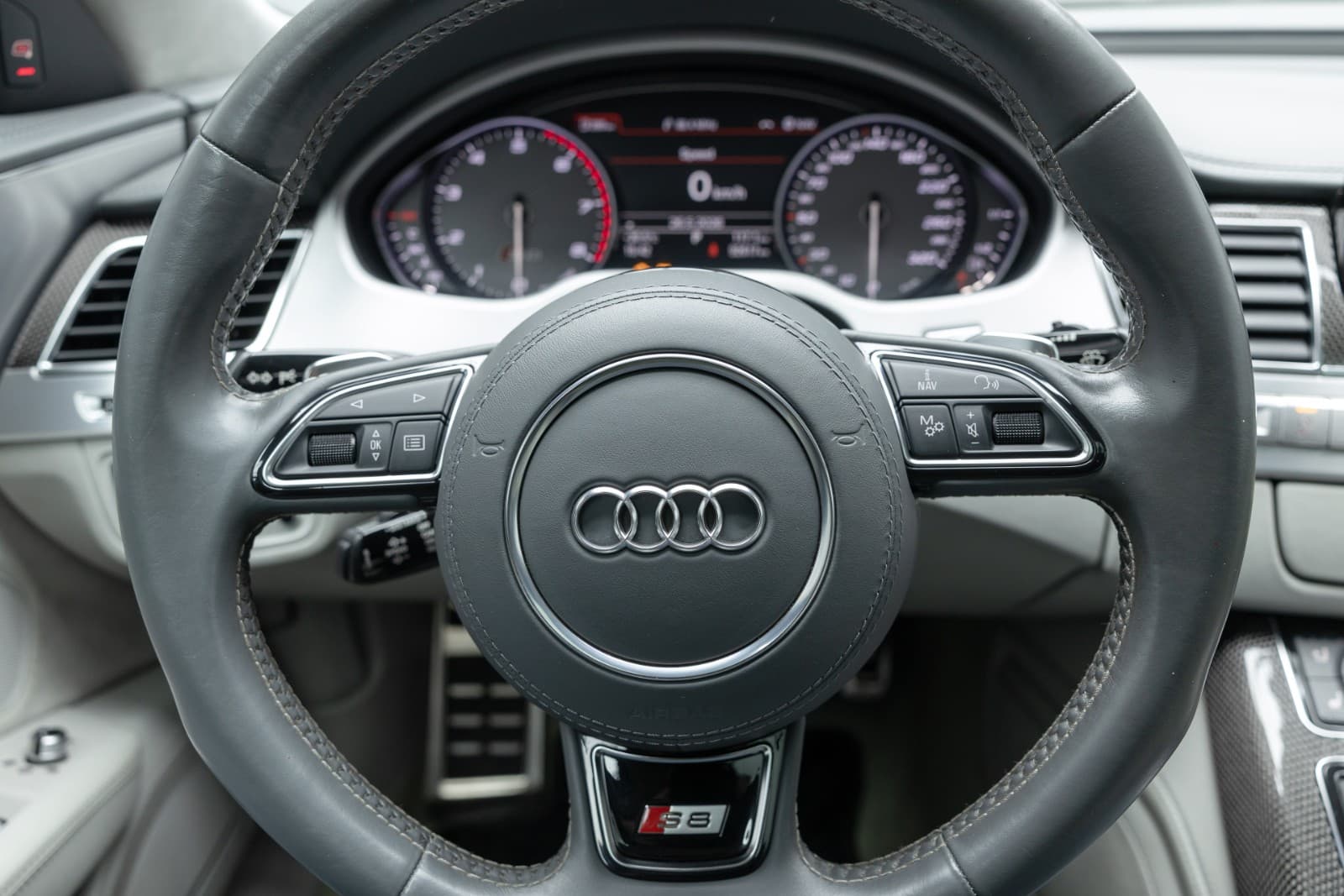 Audi S8 - bilde 25