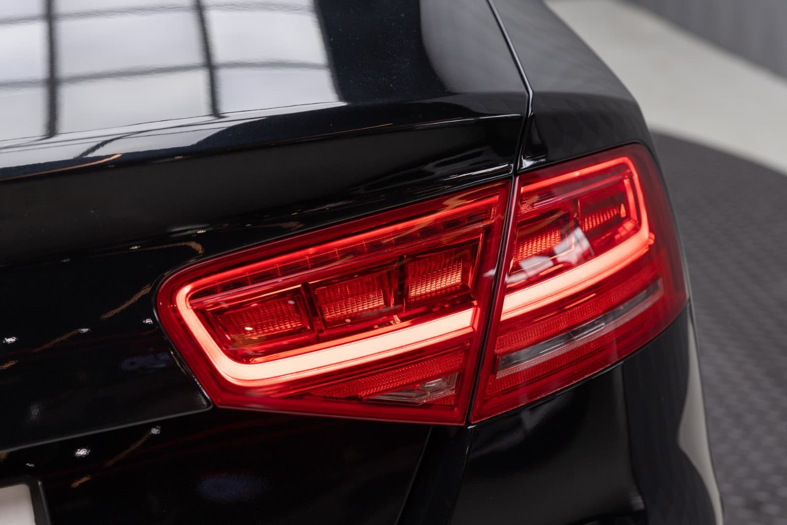Audi S8 - bilde 13