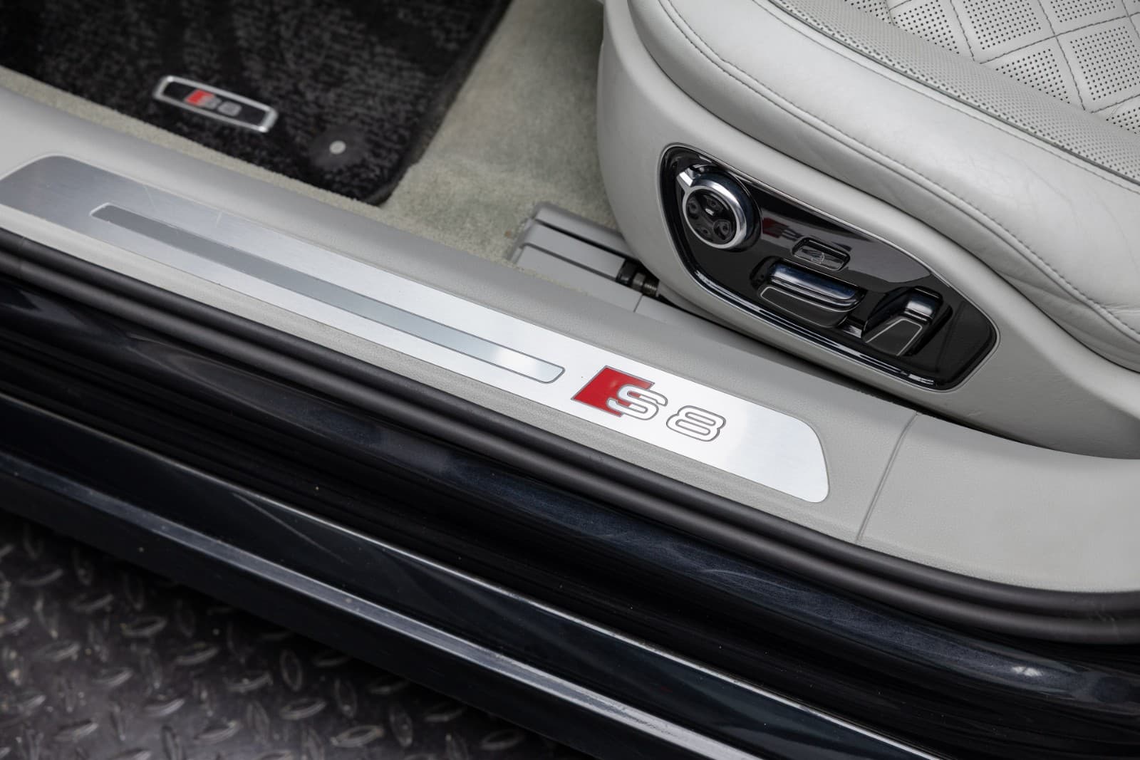 Audi S8 - bilde 19