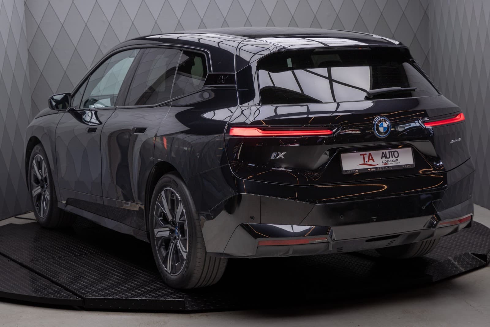 BMW iX - bilde 1