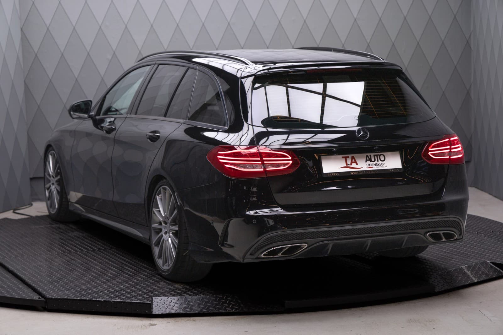 Mercedes-Benz C450 - bilde 1