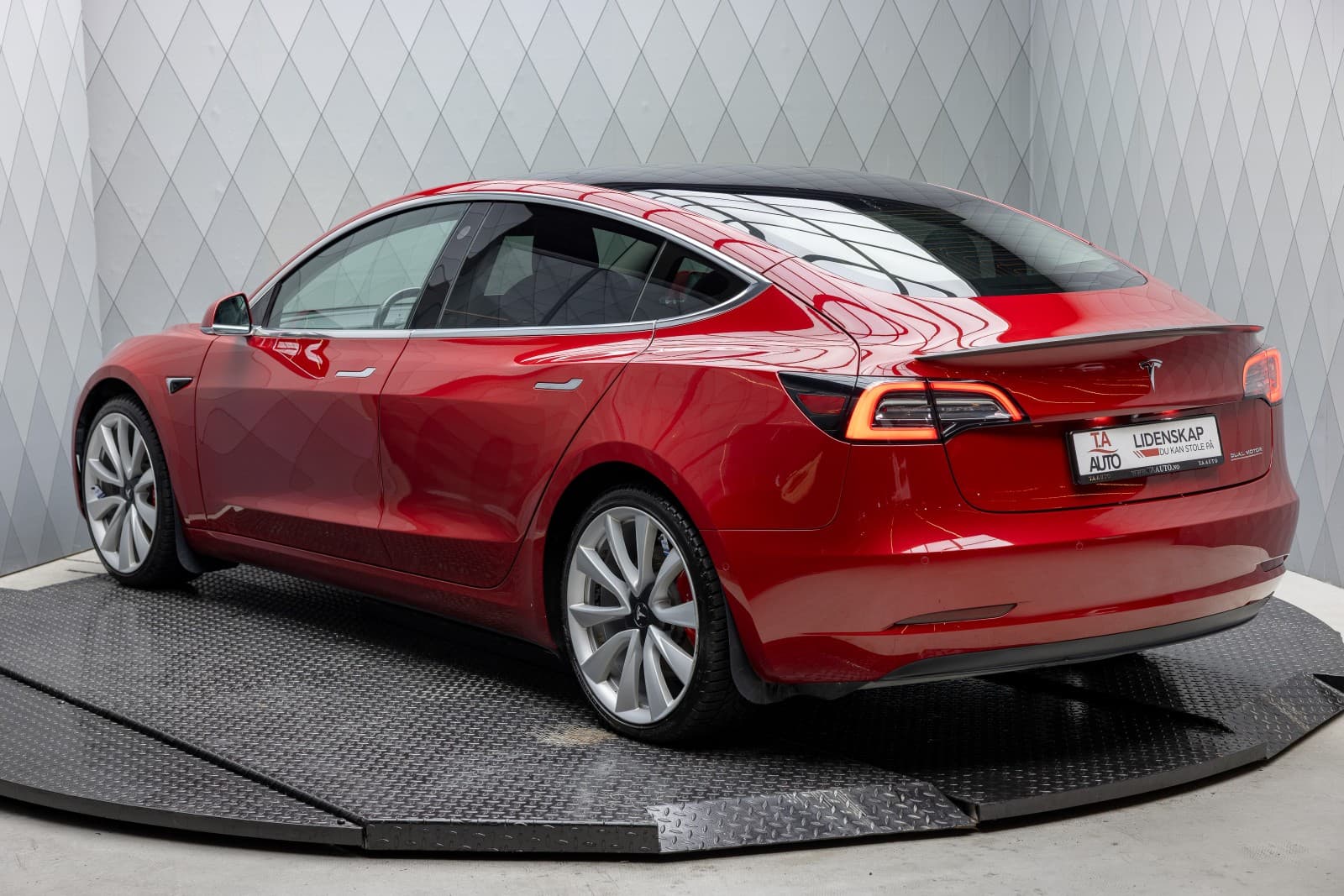 Tesla Model 3 - bilde 1