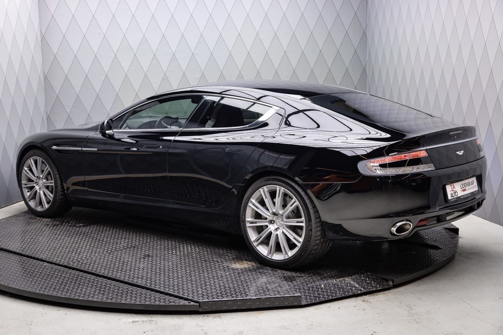 Aston Martin Rapide - bilde 1