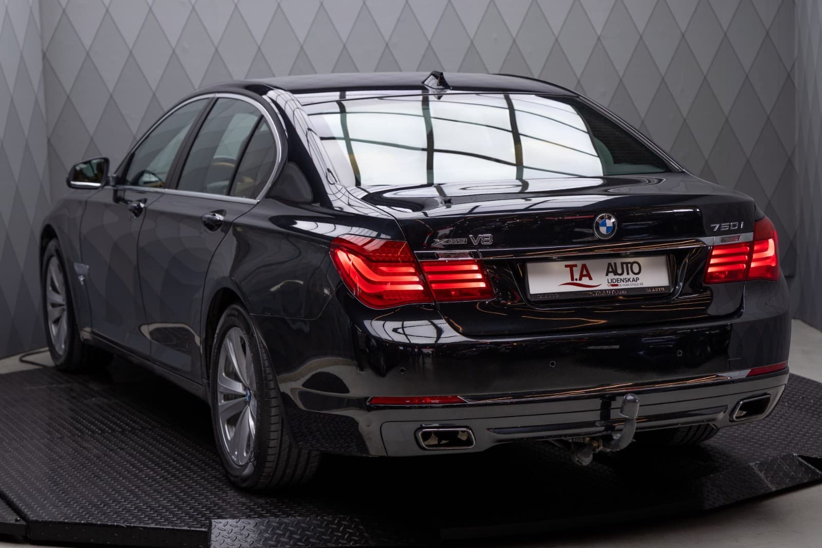 BMW 750i - bilde 1